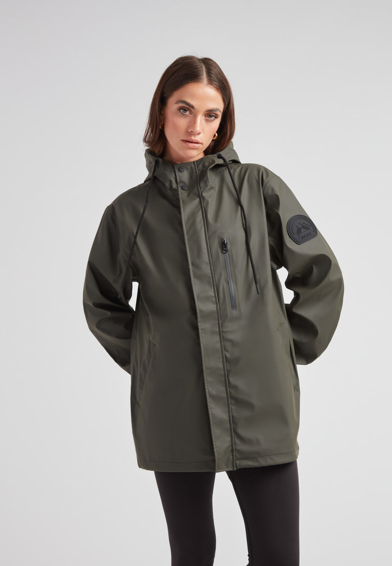 Model wearing ELEMENTS Raincoat 2.0 Khaki, showcasing lightweight and stylish weather protection.