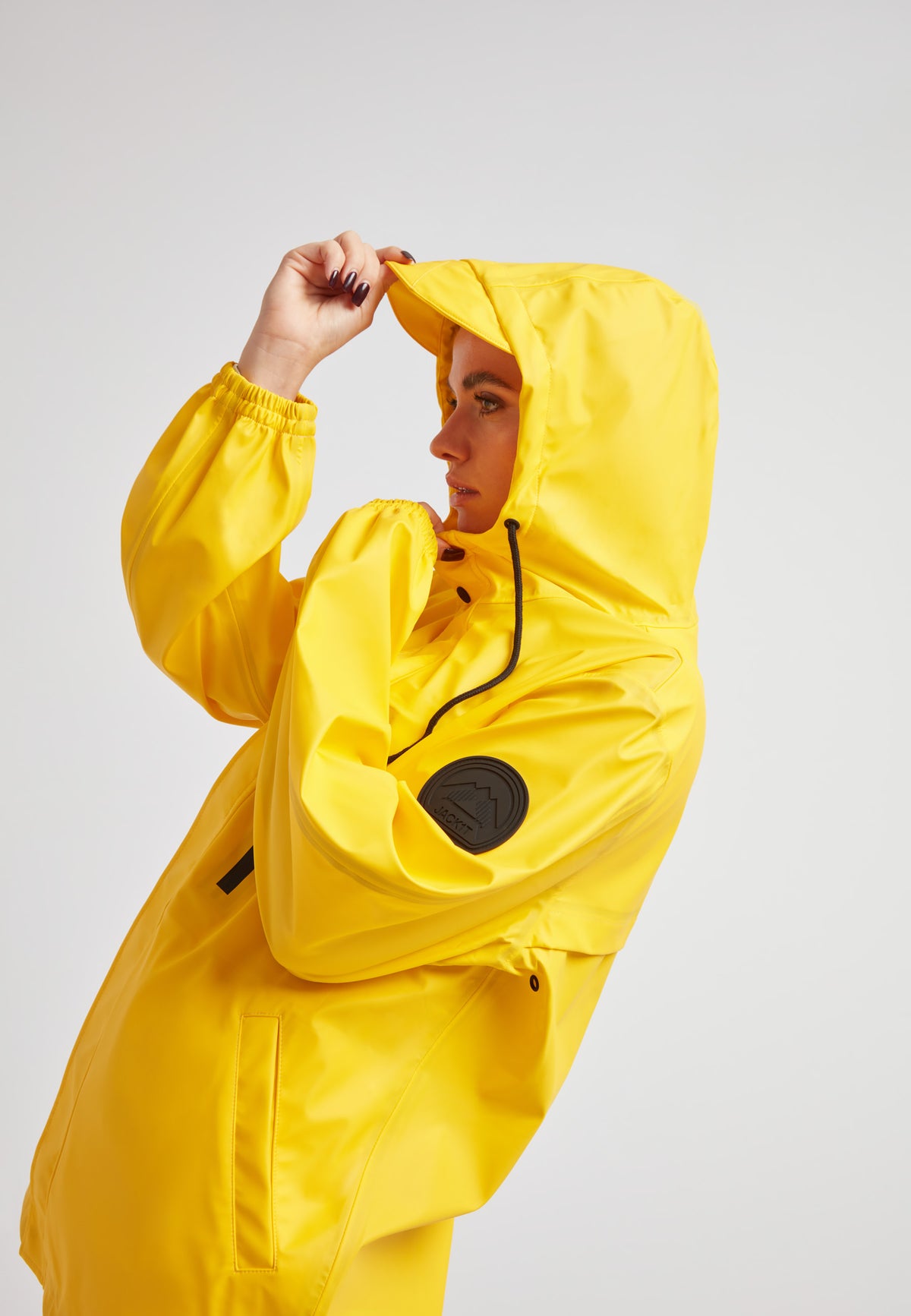 Model wearing the ELEMENTS Raincoat 2.0 Yellow, showcasing its stylish design and functionality.