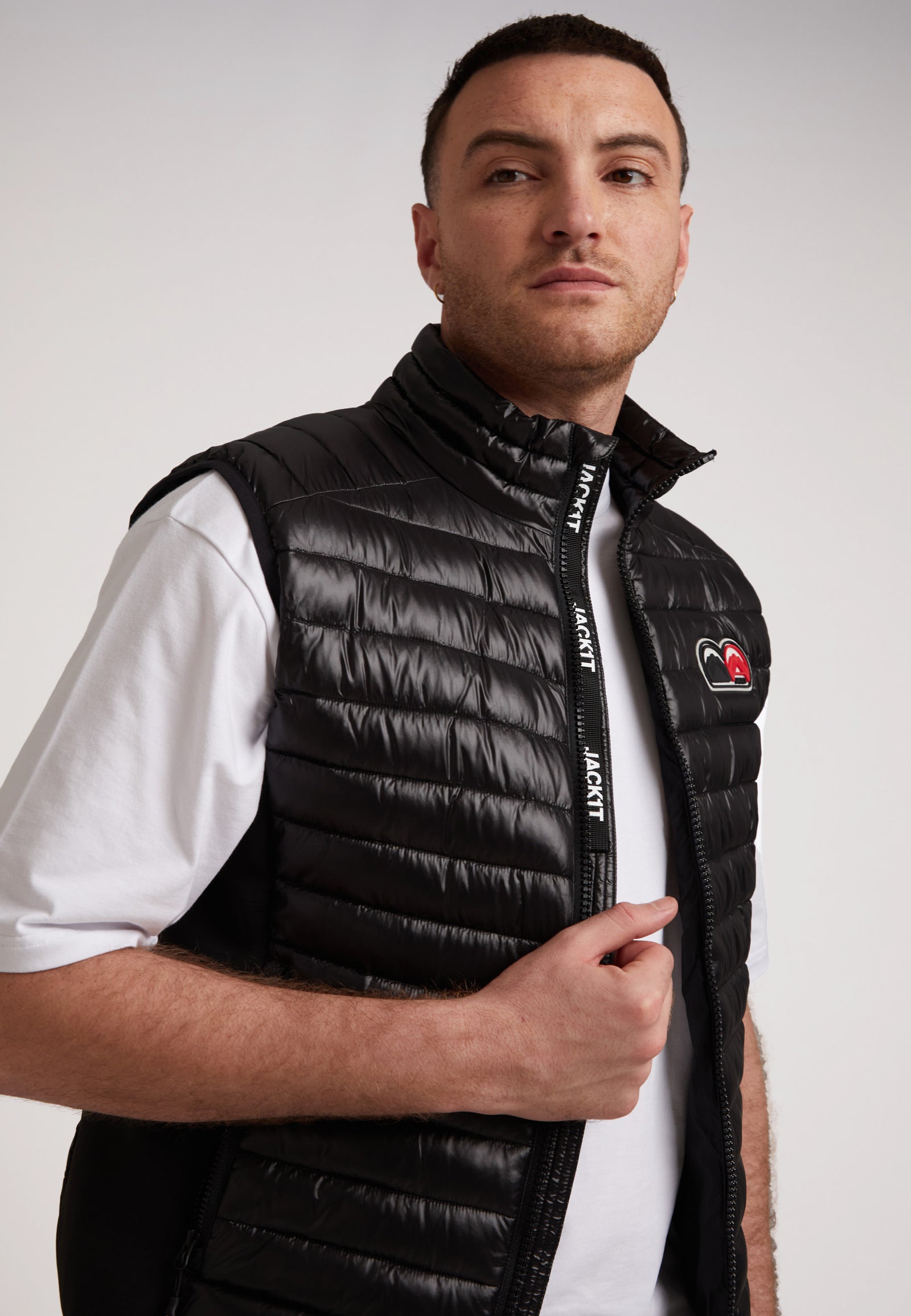 Man wearing the SPORTL1TE Funnel Lightweight Gilet 2.0, ideal lightweight gilet for outdoor activities.