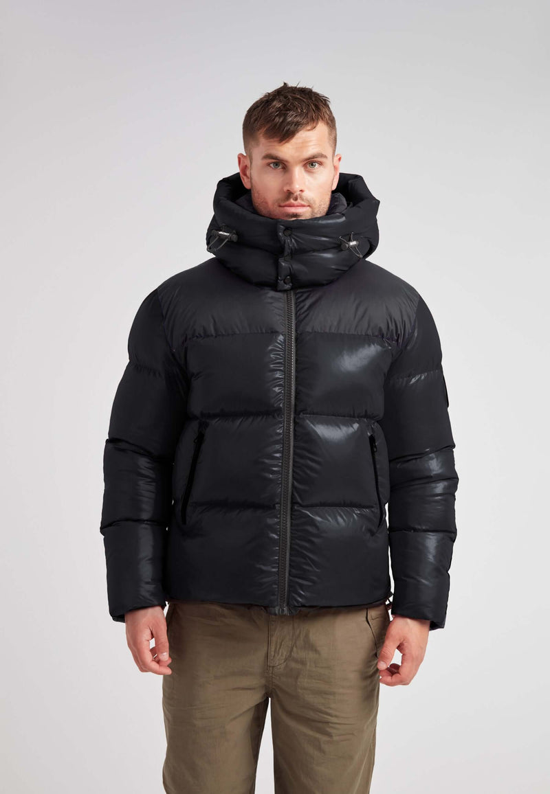 Expedition Parka Puffer Men Black worn by a model, showcasing its boxy silhouette and oversized hood.