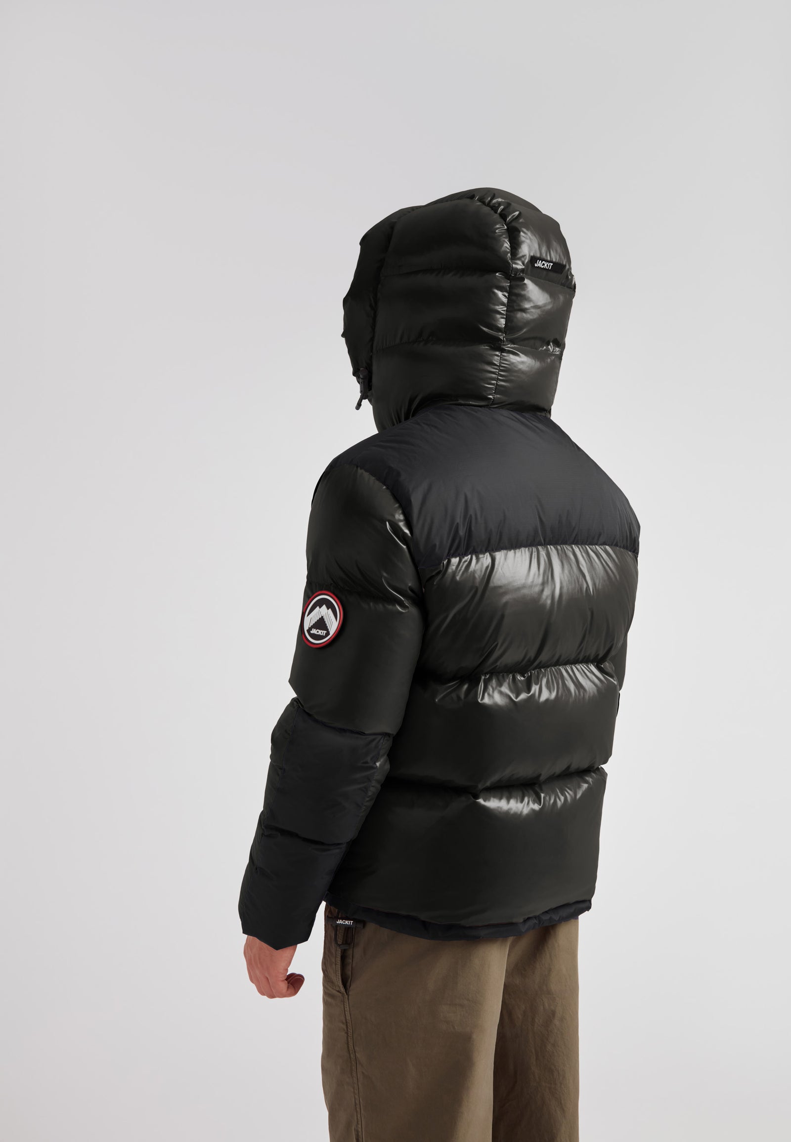 Man wearing the Expedition Parka Puffer Men Emerald, showcasing the sleek hood and structured puffer design.