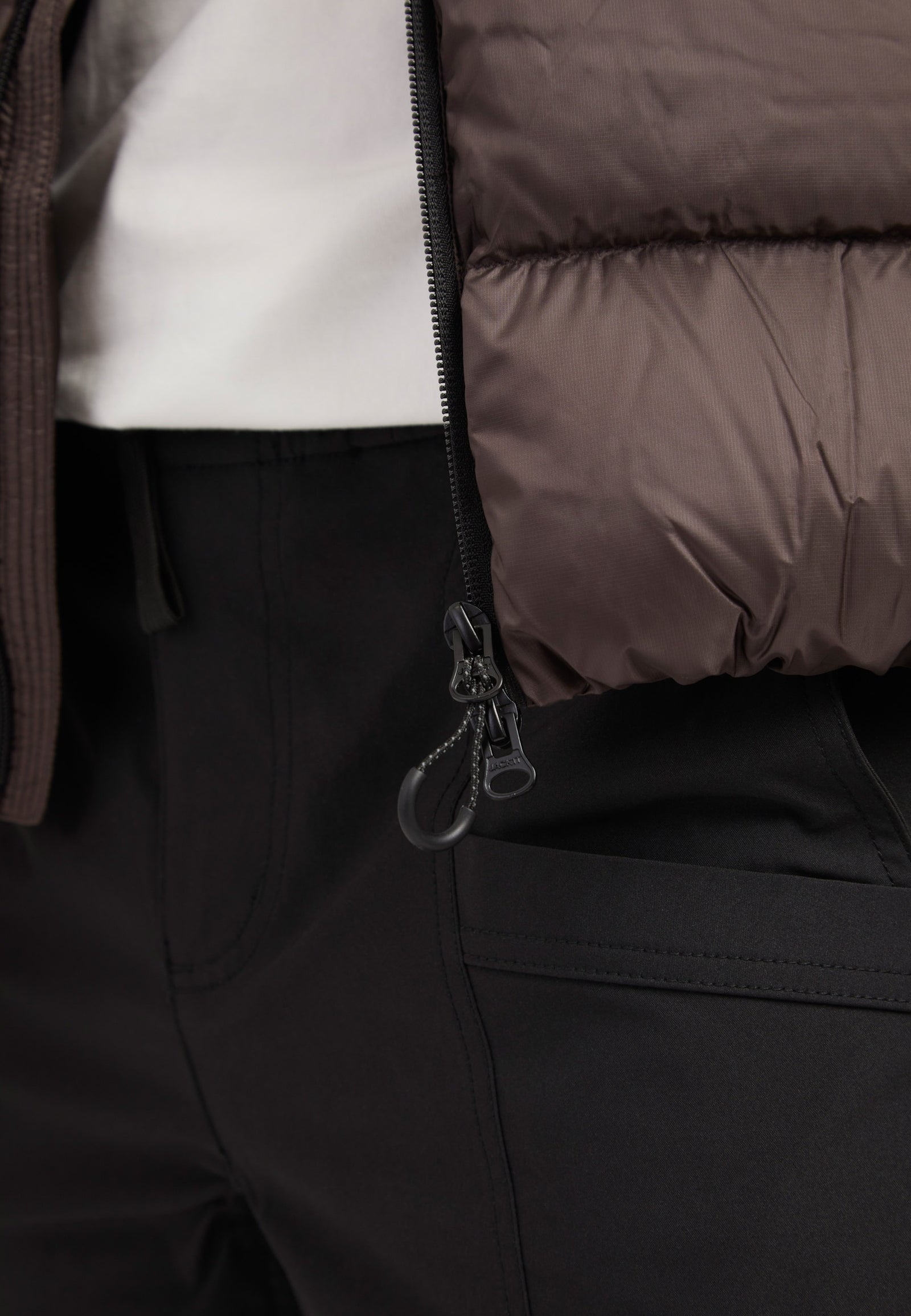 Bubble Jacket Mid Brown detail shot by JACK1T