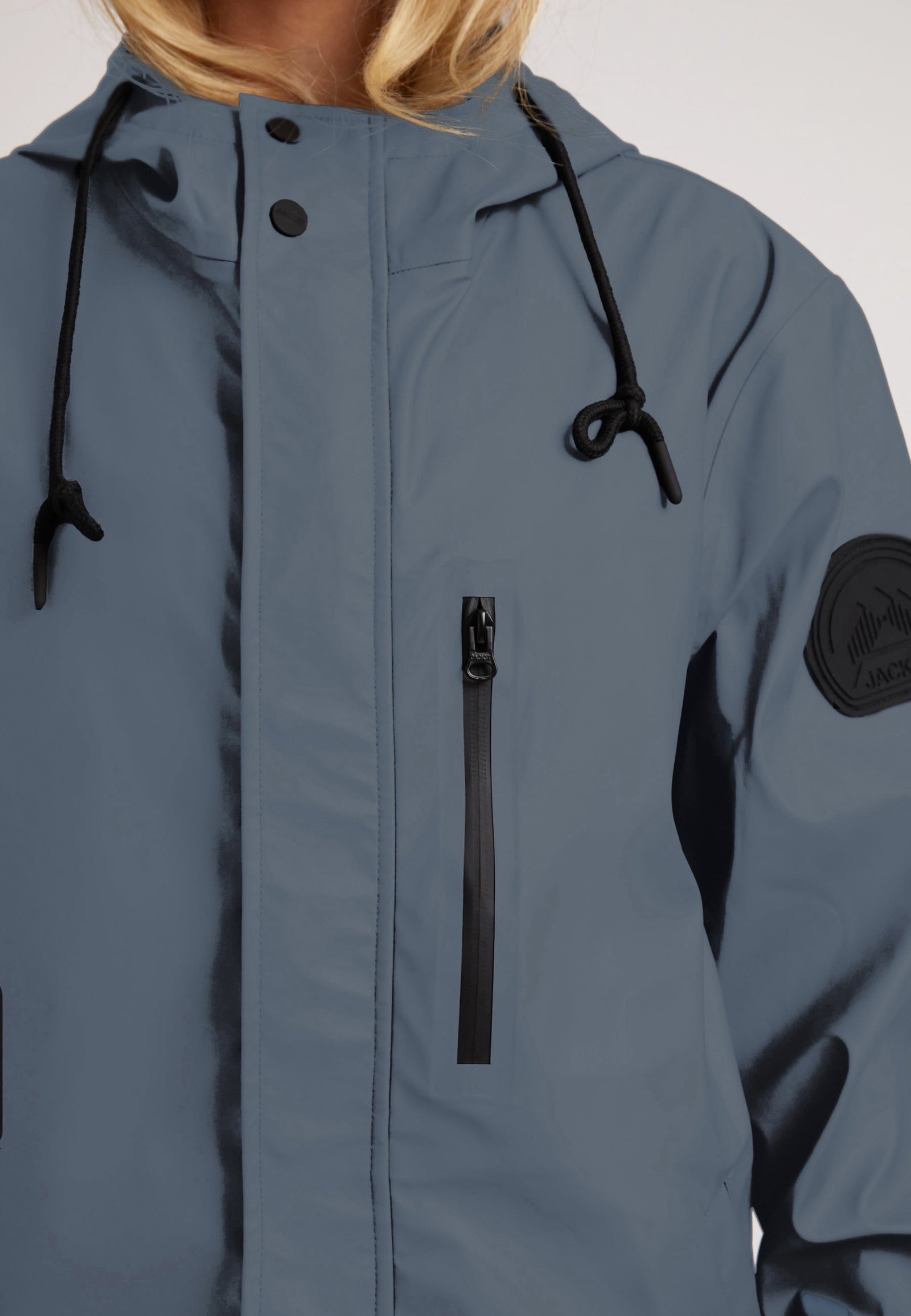 ELEMENTS Raincoat 2.0 Grey close-up, showcasing its stylish design and functional features for cold weather.