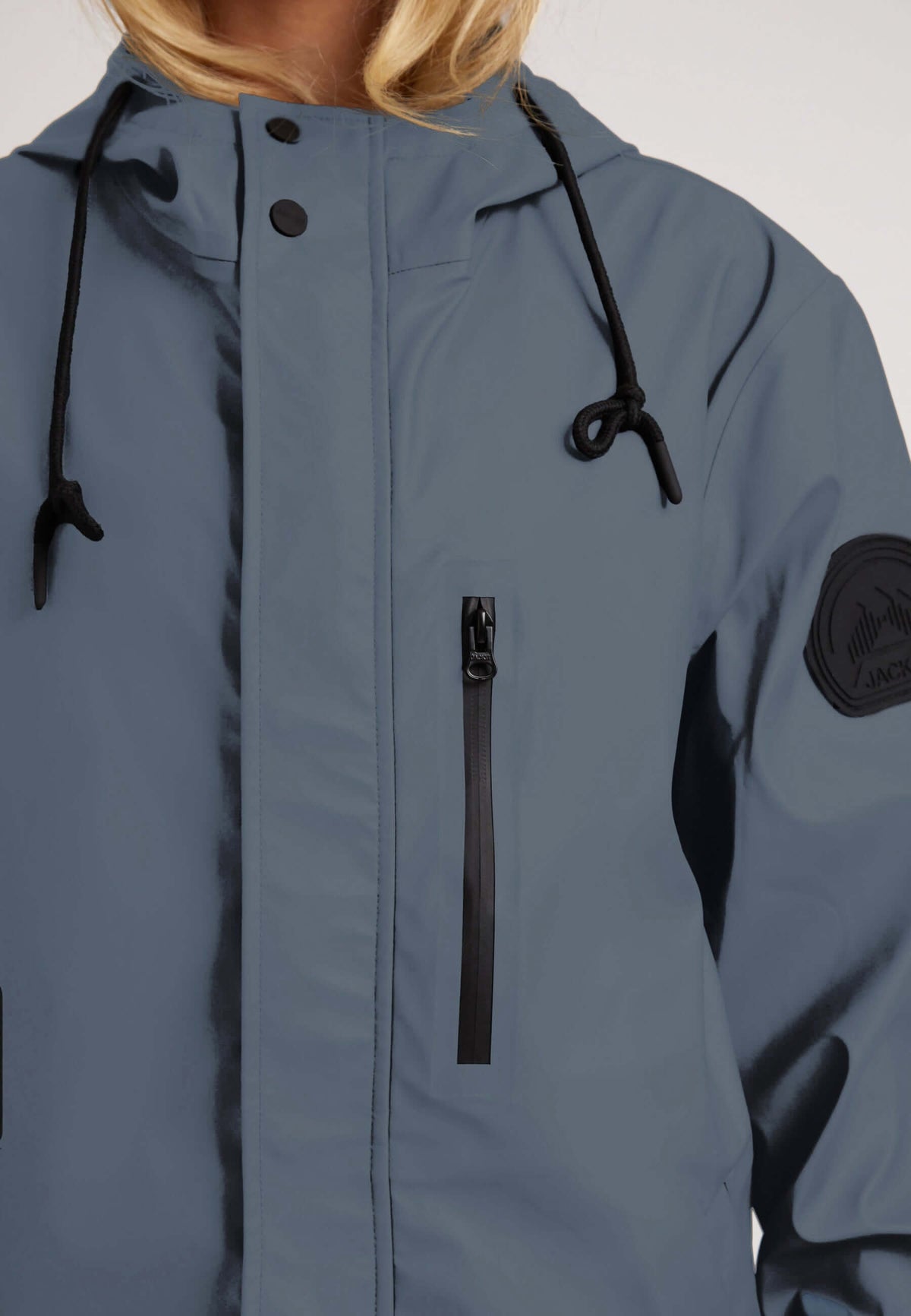 ELEMENTS Raincoat 2.0 Grey close-up, showcasing its stylish design and functional features for cold weather.