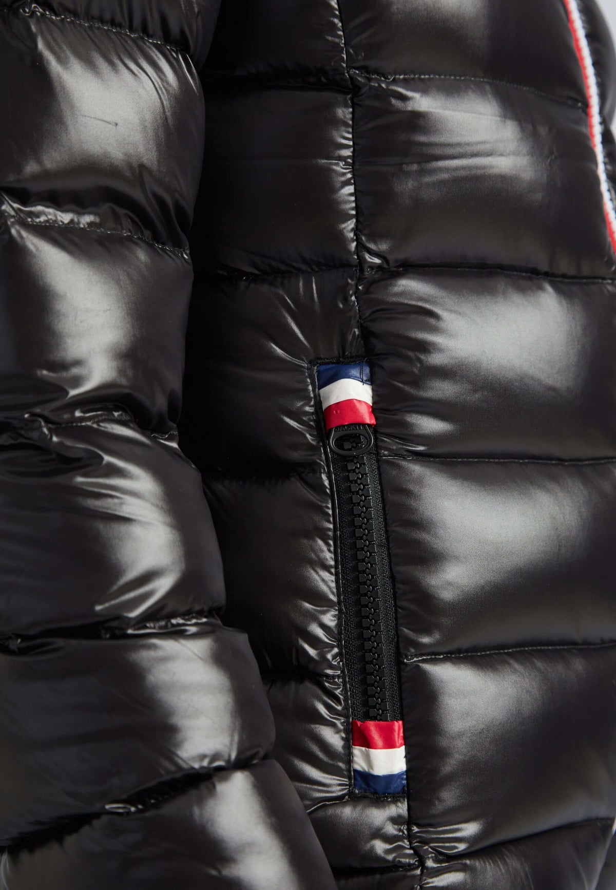 Close-up of the R3D Tricolore Black puffer jacket with fur hood, showcasing its zipper and padded design.