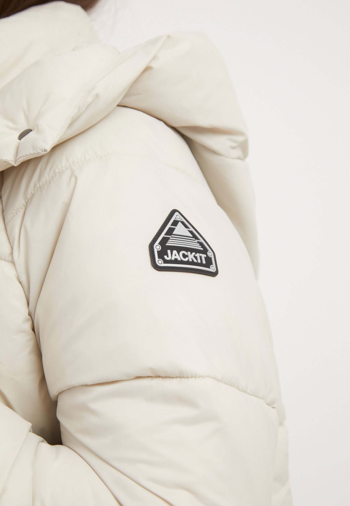 Close-up of the Cloud Prime Jacket Stone showcasing the reflective badge on the shoulder, highlighting its puffer jacket stone design.