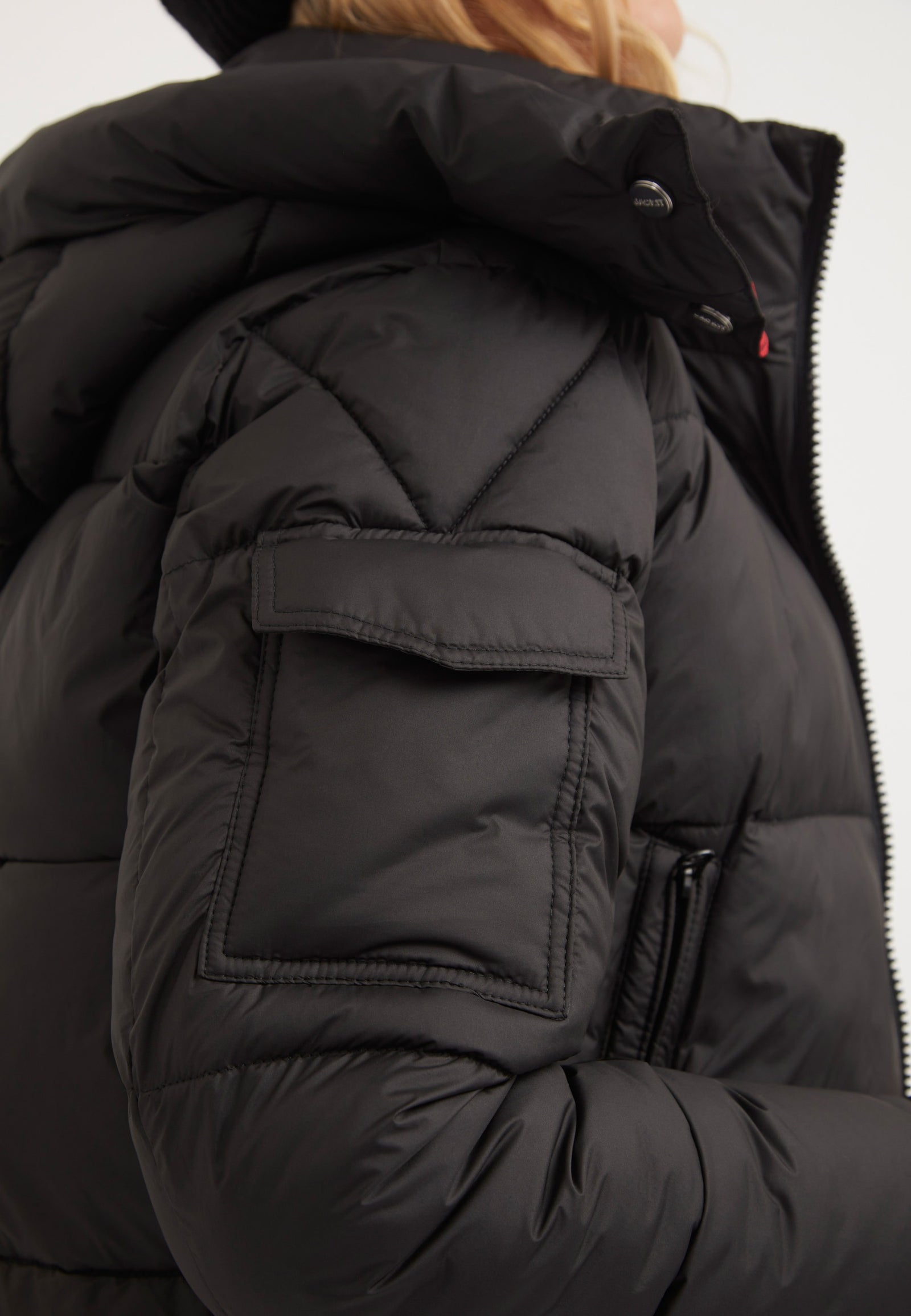 EZ Racer Hood Matt Jacket Black/Cherry Red detail shot by JACK1T