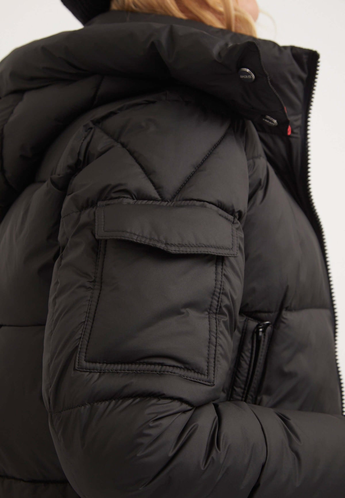 EZ Racer Hood Matt Jacket Black/Cherry Red detail shot by JACK1T