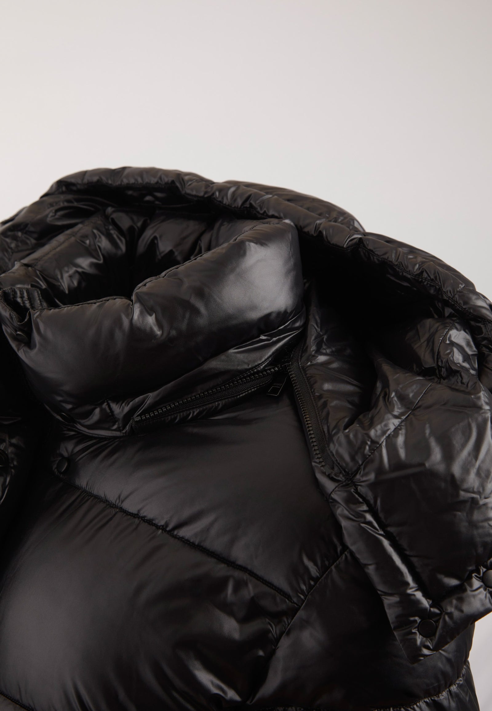 EZ Colonia Jacket Black flat lay swatch
