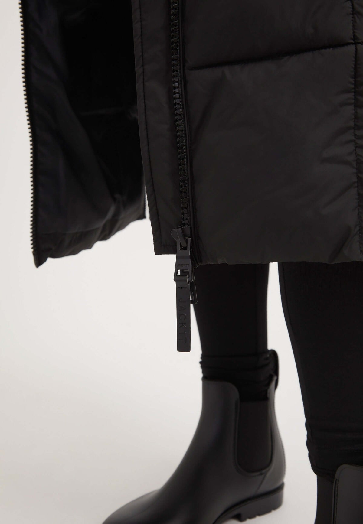 close-up of the two-way zip on the Black Star Ex-long Puffer Matt Coat Black, featuring an extra long puffer coat design