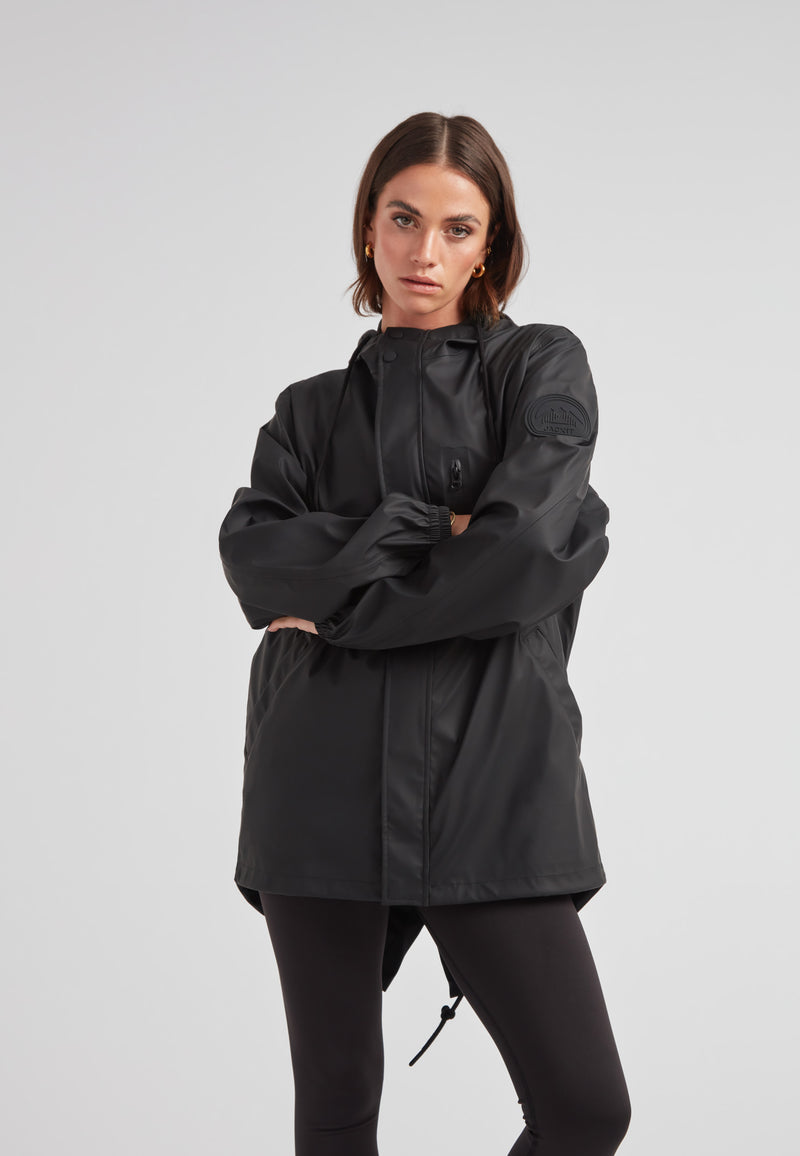 Model wearing ELEMENTS Raincoat 2.0 Black, showcasing stylish weather protection and versatility.
