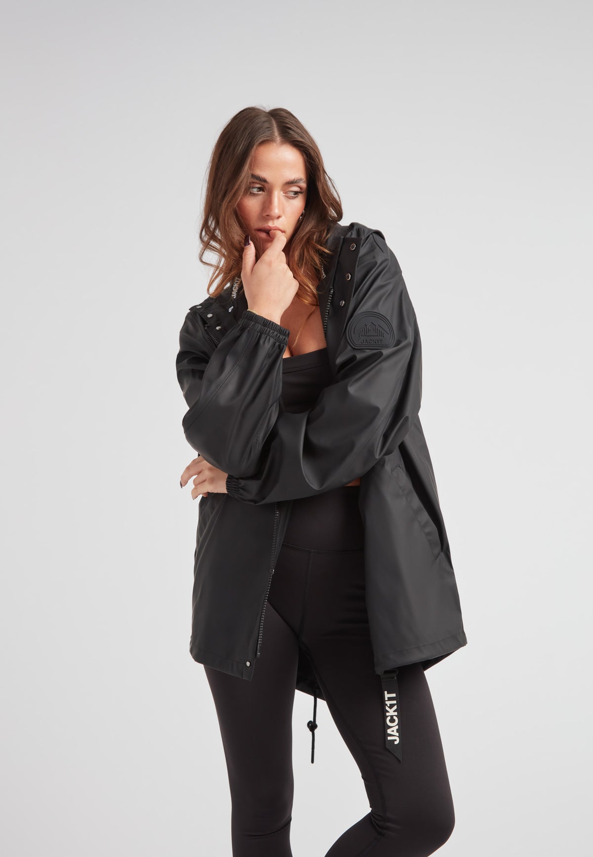 Model wearing ELEMENTS Raincoat 2.0 Black, showcasing lightweight weather protection from JACK1T.