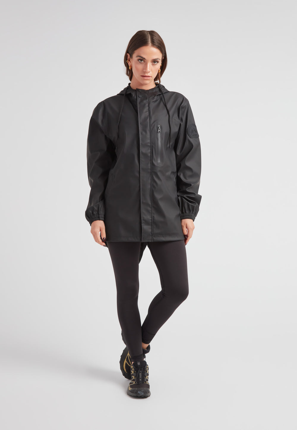 Model wearing the ELEMENTS Raincoat 2.0 Black, showcasing lightweight weather protection and versatile design.