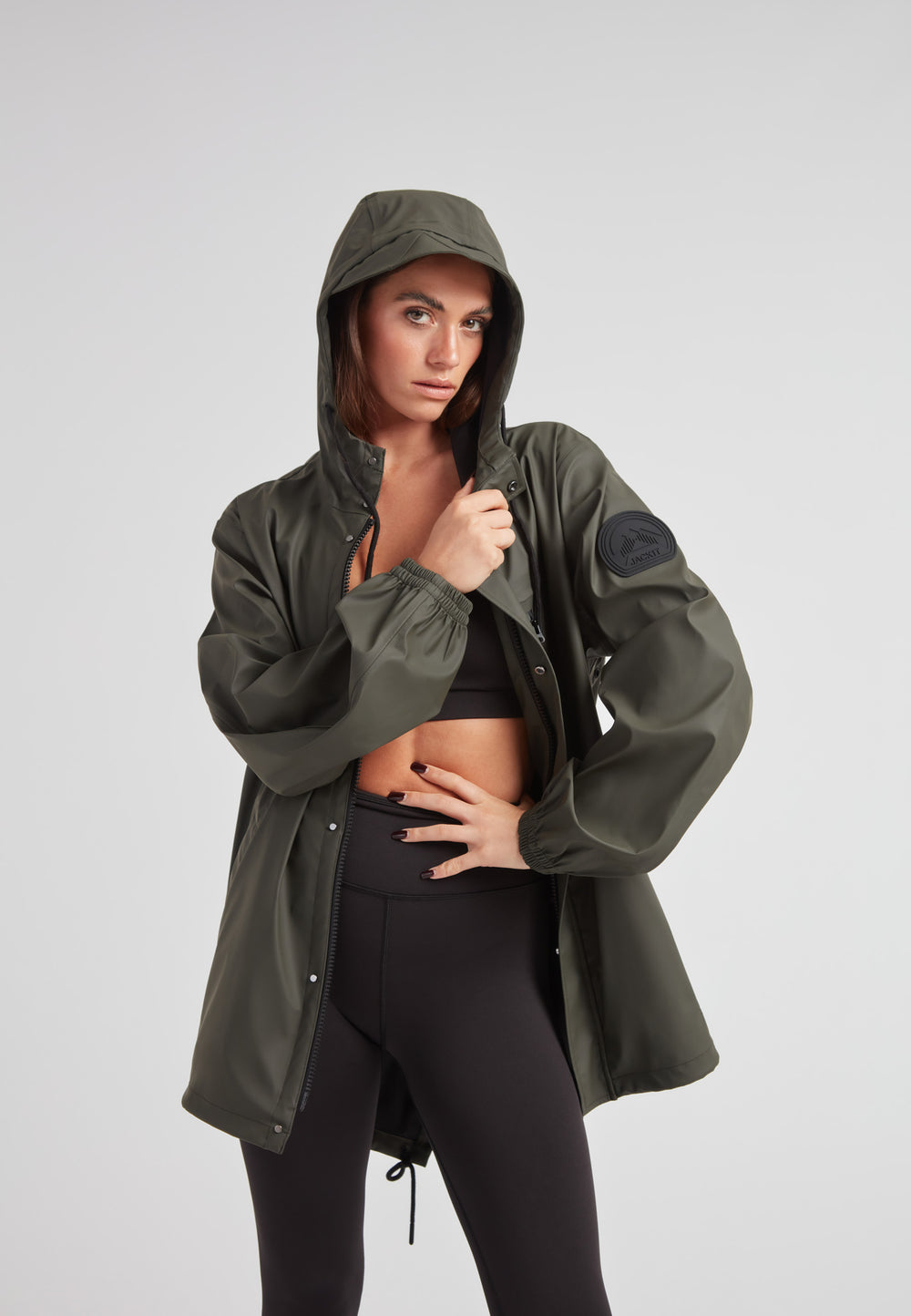 Woman wearing ELEMENTS Raincoat 2.0 Khaki, showcasing stylish and functional weather protection.
