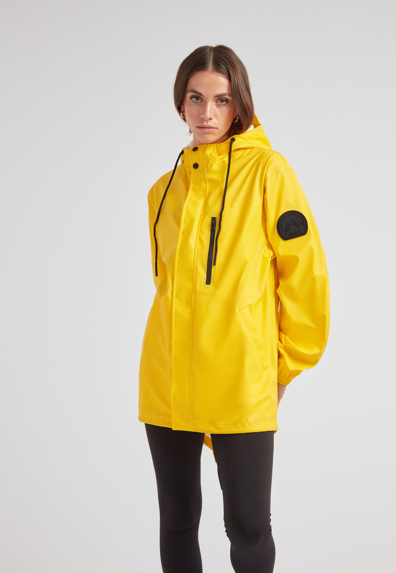 ELEMENTS Raincoat 2.0 Yellow worn by a model, featuring a hood and black accents for stylish rain protection.