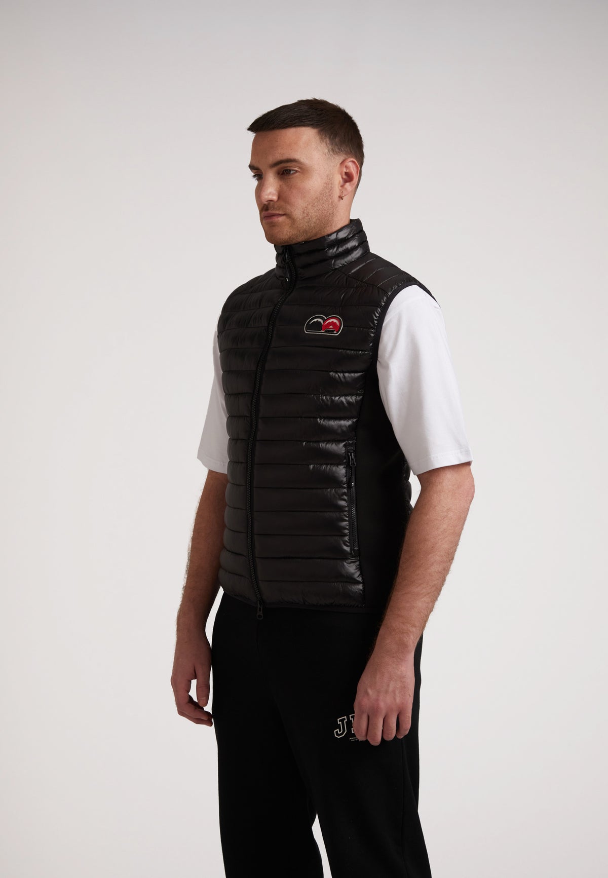 Man wearing SPORTL1TE Funnel Lightweight Gilet 2.0, a lightweight gilet for outdoor activities.