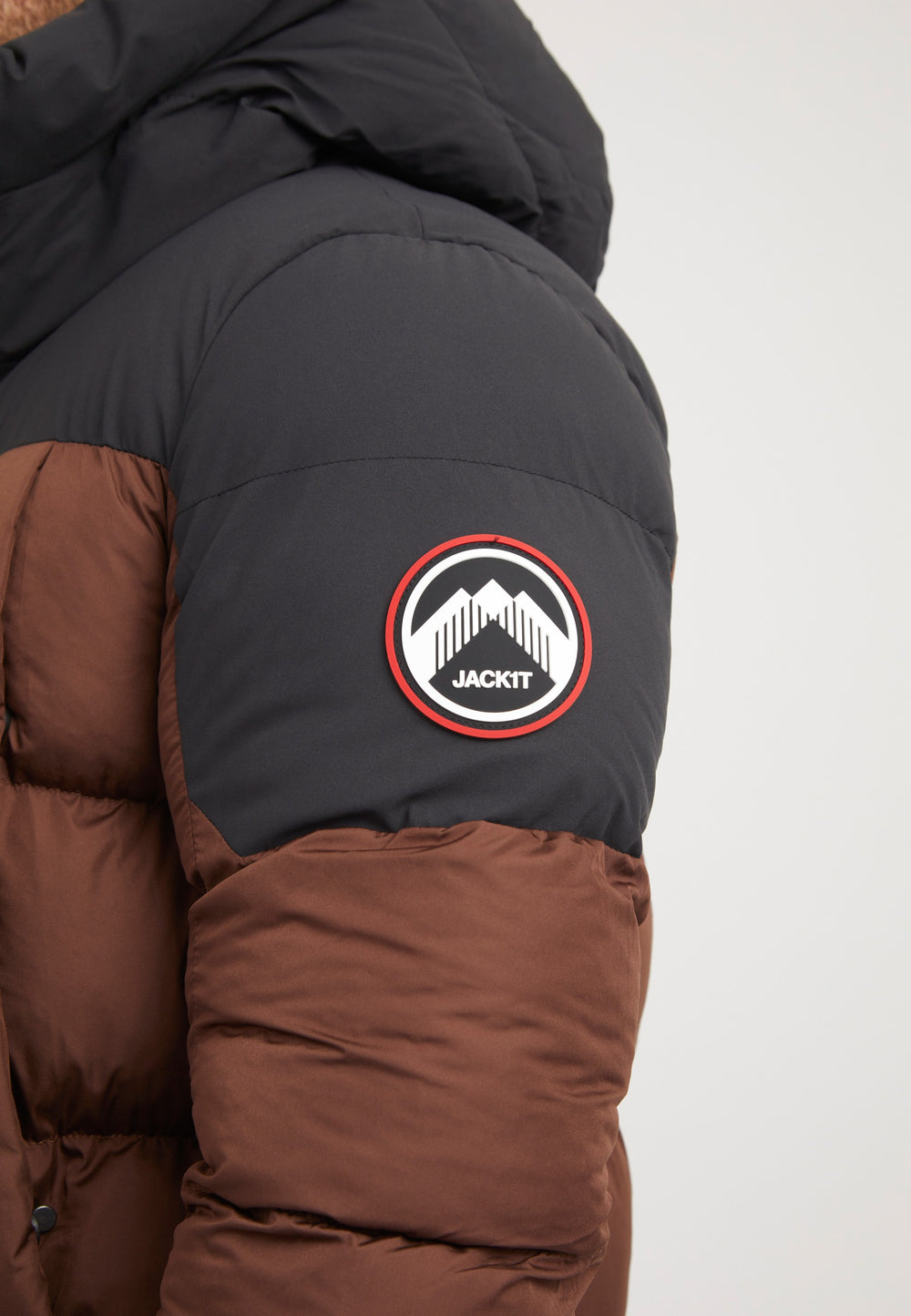 Luna Puffer Jacket Mid Brown/Black detail shot by JACK1T