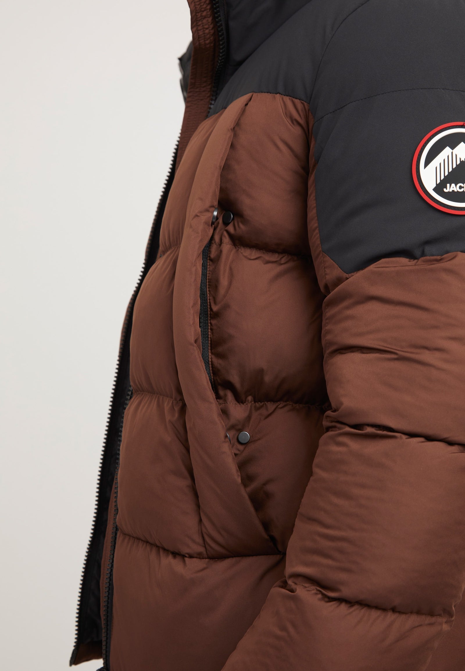 Luna Puffer Jacket Mid Brown/Black detail shot by JACK1T