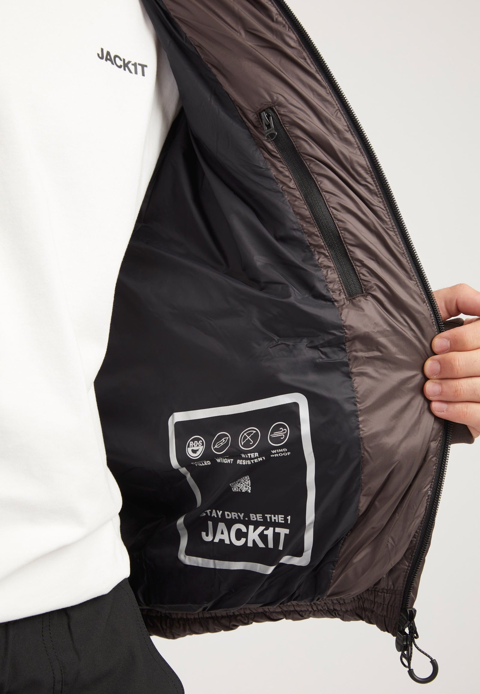 Bubble Jacket Mid Brown detail shot by JACK1T