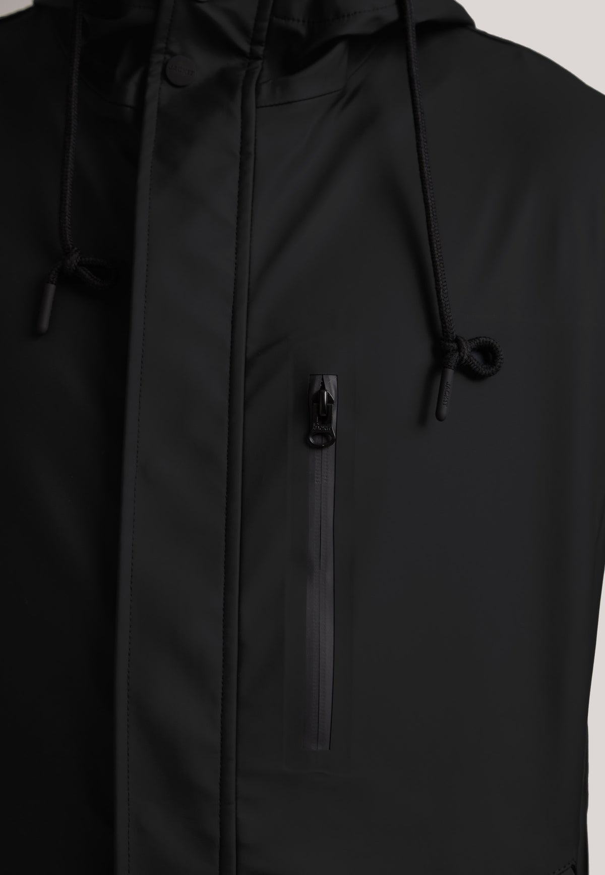 ELEMENTS Unisex Raincoat 2.0 Black close-up of the zipper and hood details.