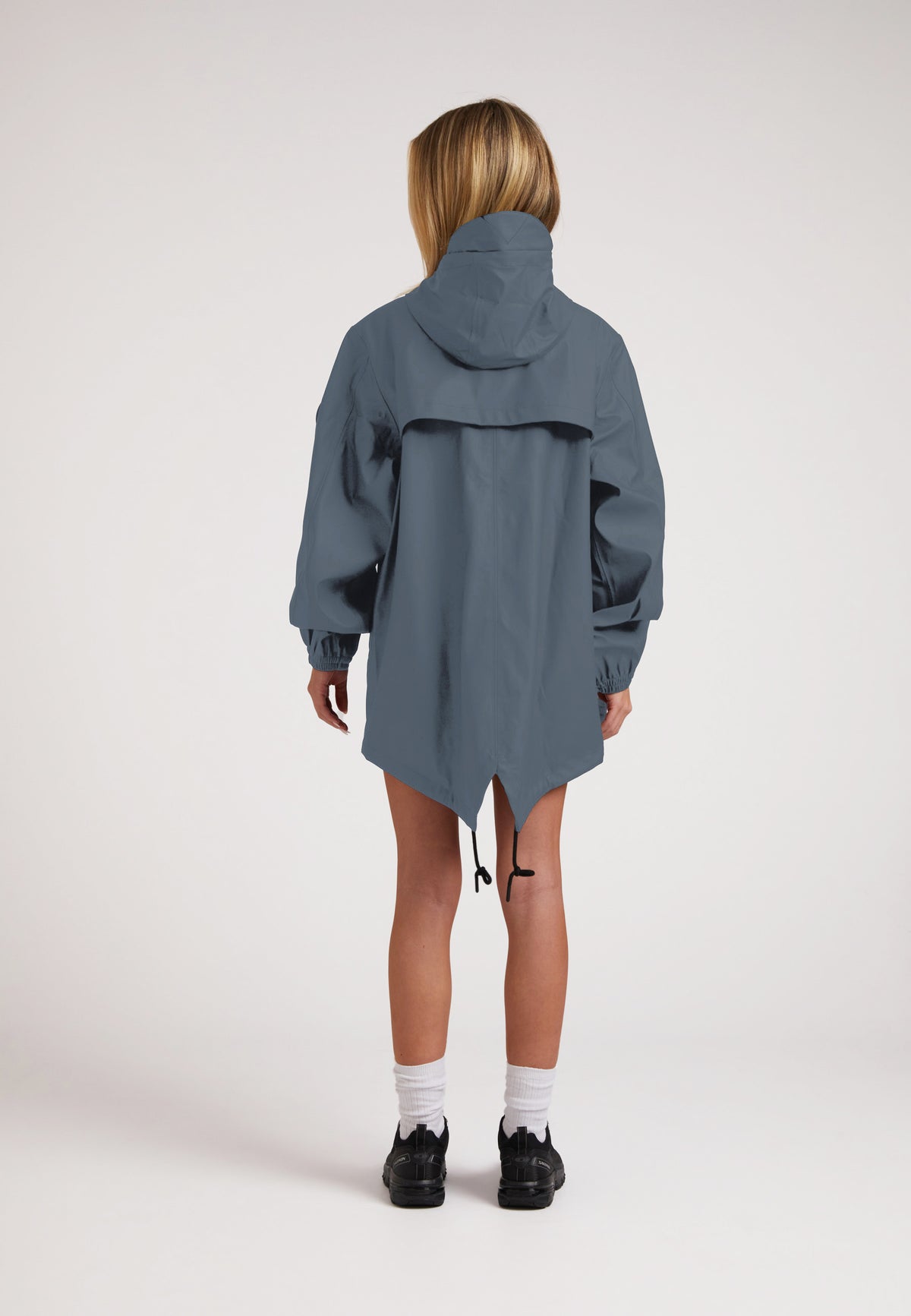 Girl wearing ELEMENTS Raincoat 2.0 Grey, showcasing the back design and comfortable fit.