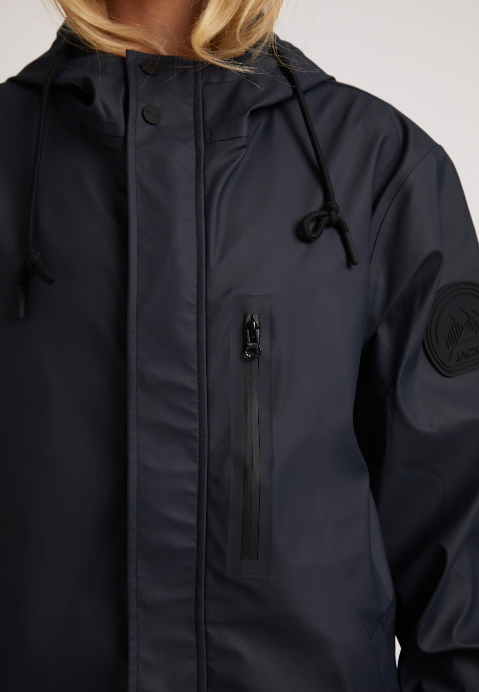 ELEMENTS Raincoat 2.0 Navy with zippered pocket and hood, perfect for rain protection.