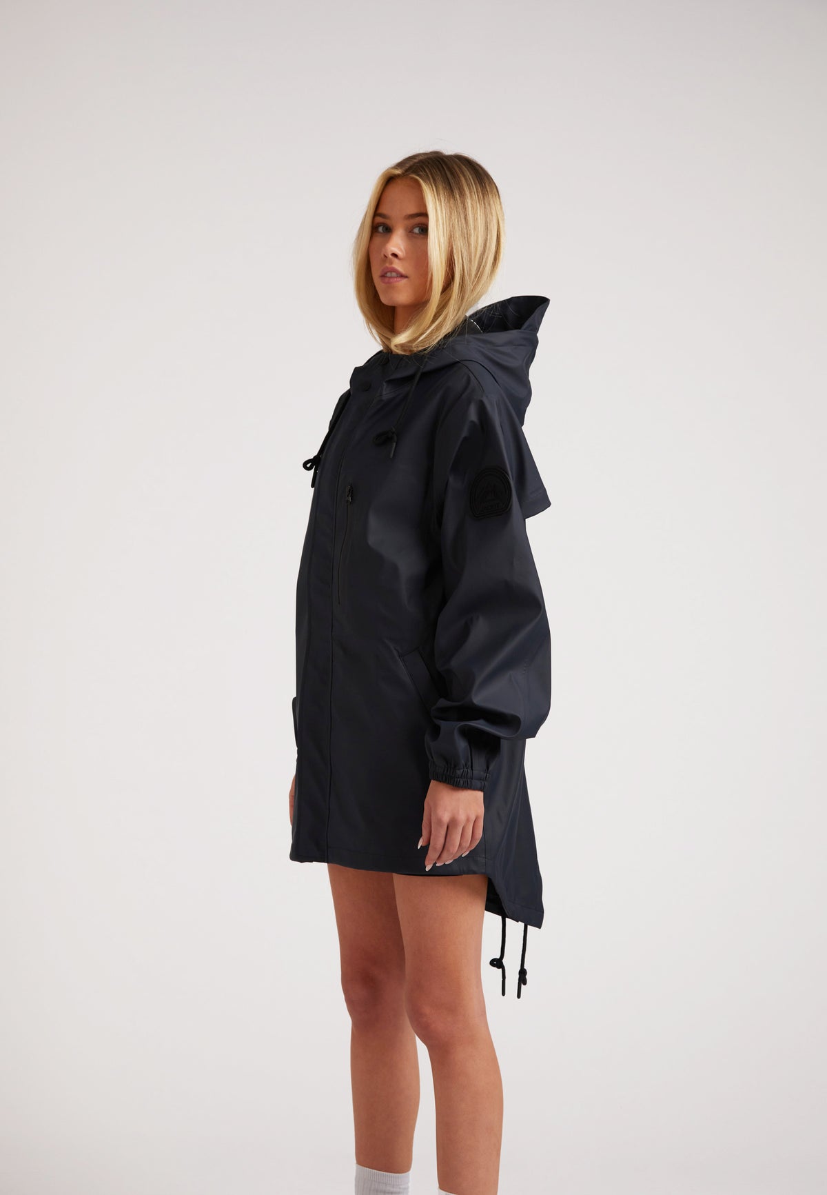 Model wearing ELEMENTS Raincoat 2.0 Navy showcasing its stylish design and functionality.