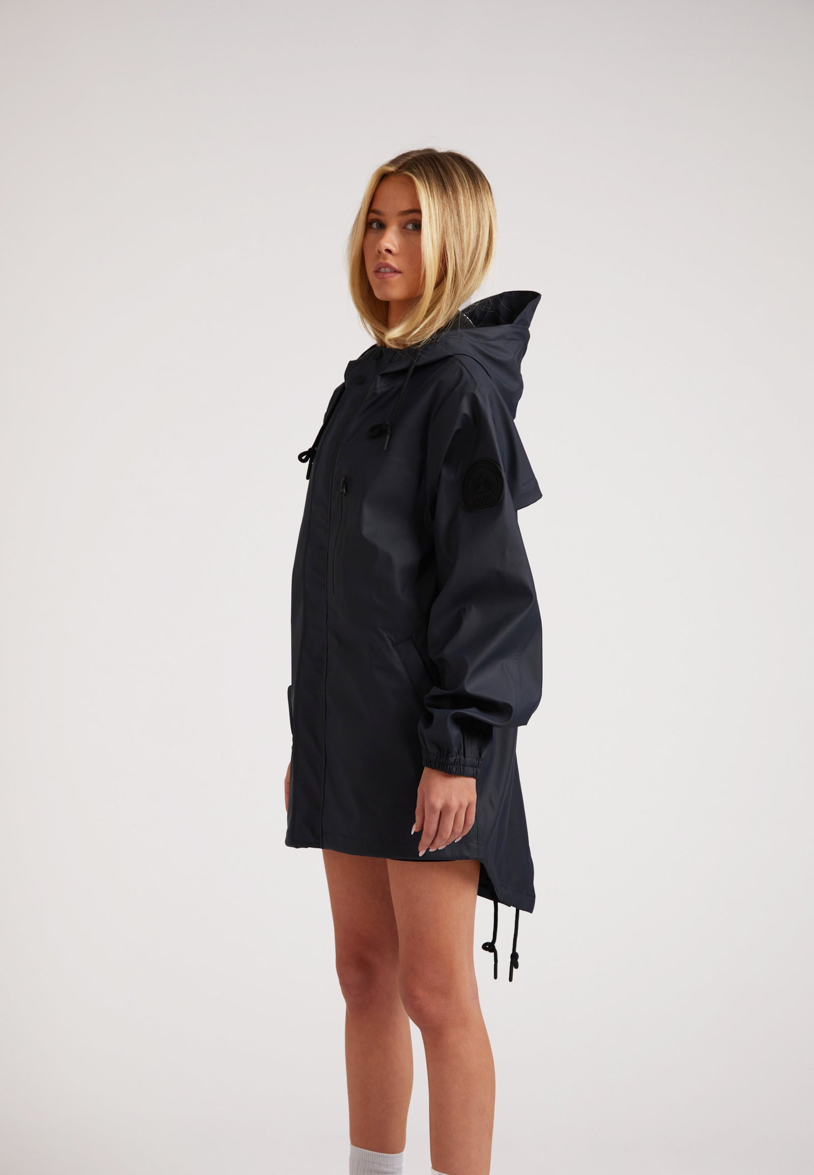 Model wearing ELEMENTS Raincoat 2.0 Navy showcasing its stylish design and functionality.