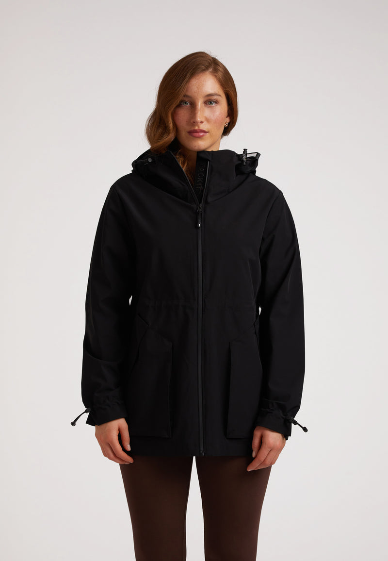 Woman wearing the HELIO Mid Windbreaker Black, showcasing its stylish design and functional features.