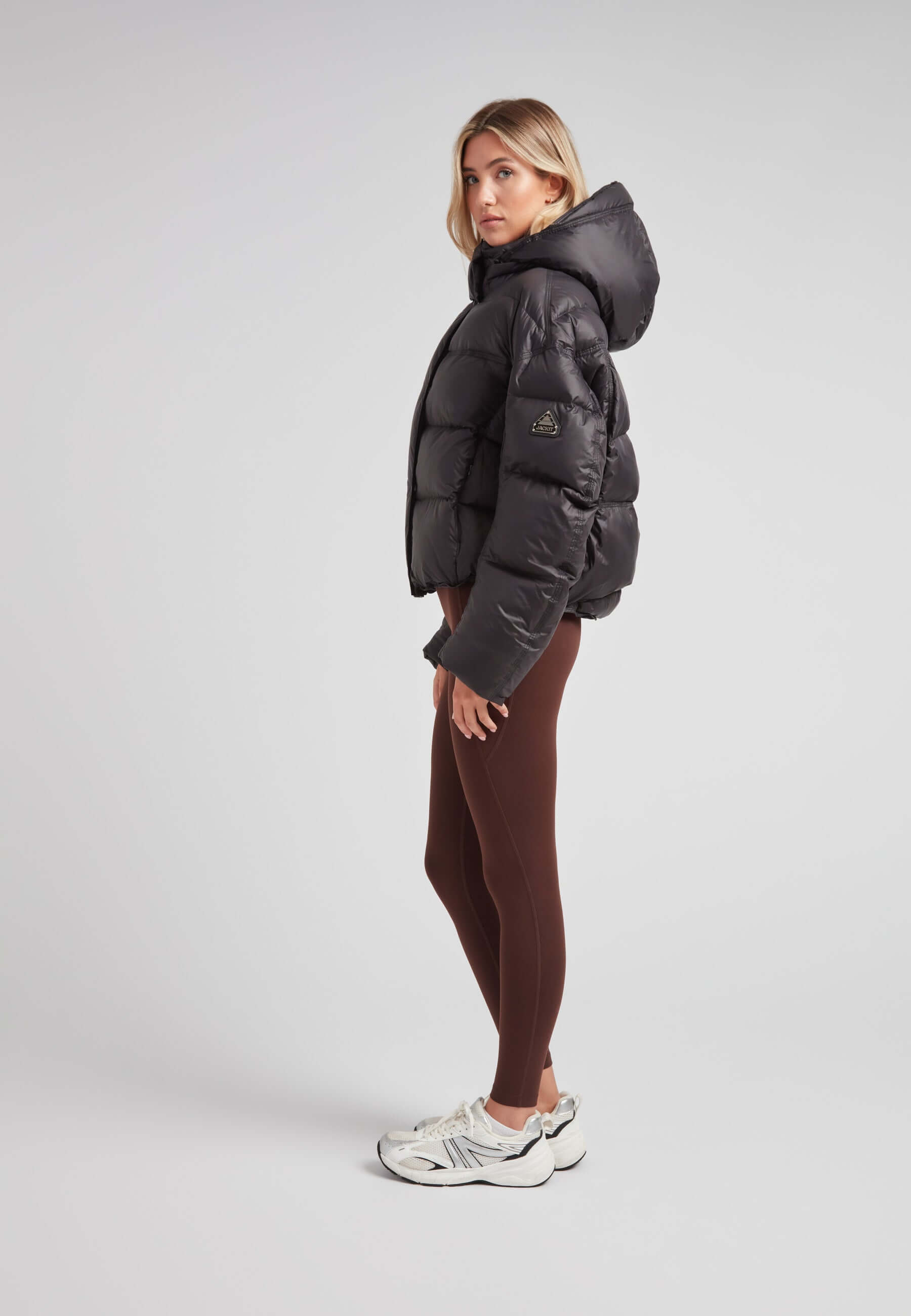 Cropped puffer in black with adjustable coverage – JACK1T