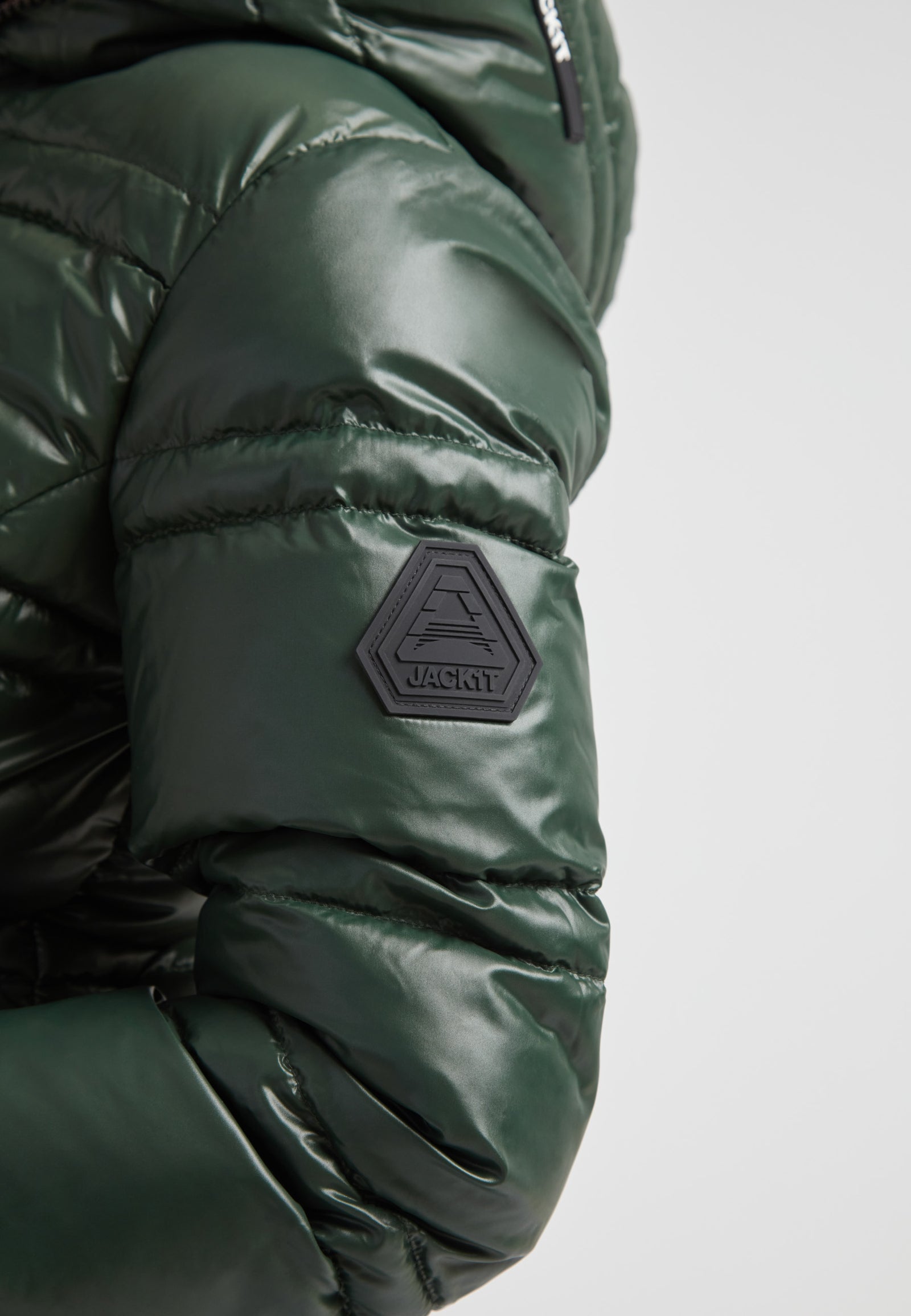 R4D Tramline Puffer Racer Jacket Lux Emerald close-up of sleeve with JACK1T logo