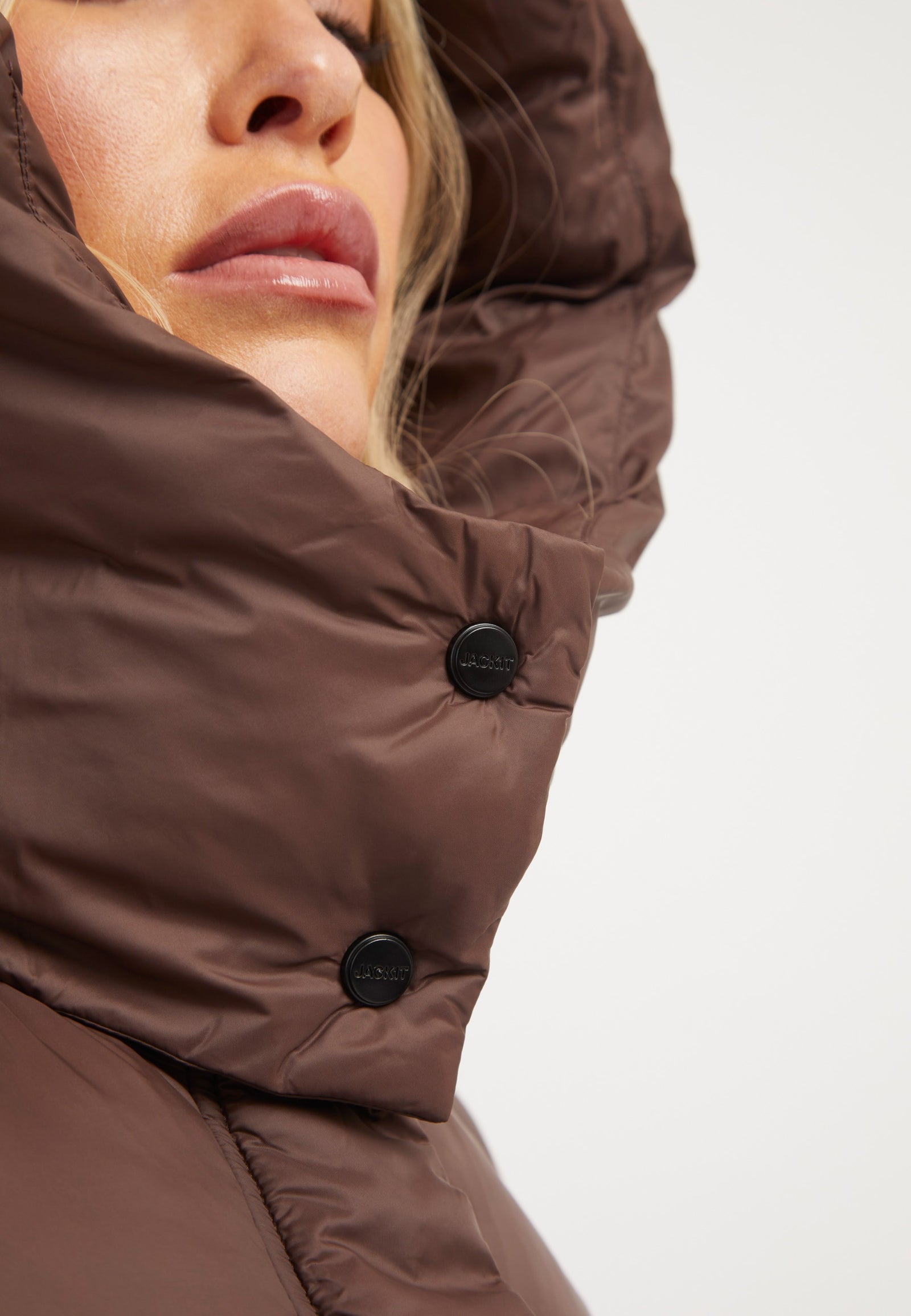 Cloud Crop Jacket Mid Brown detail shot by JACK1T