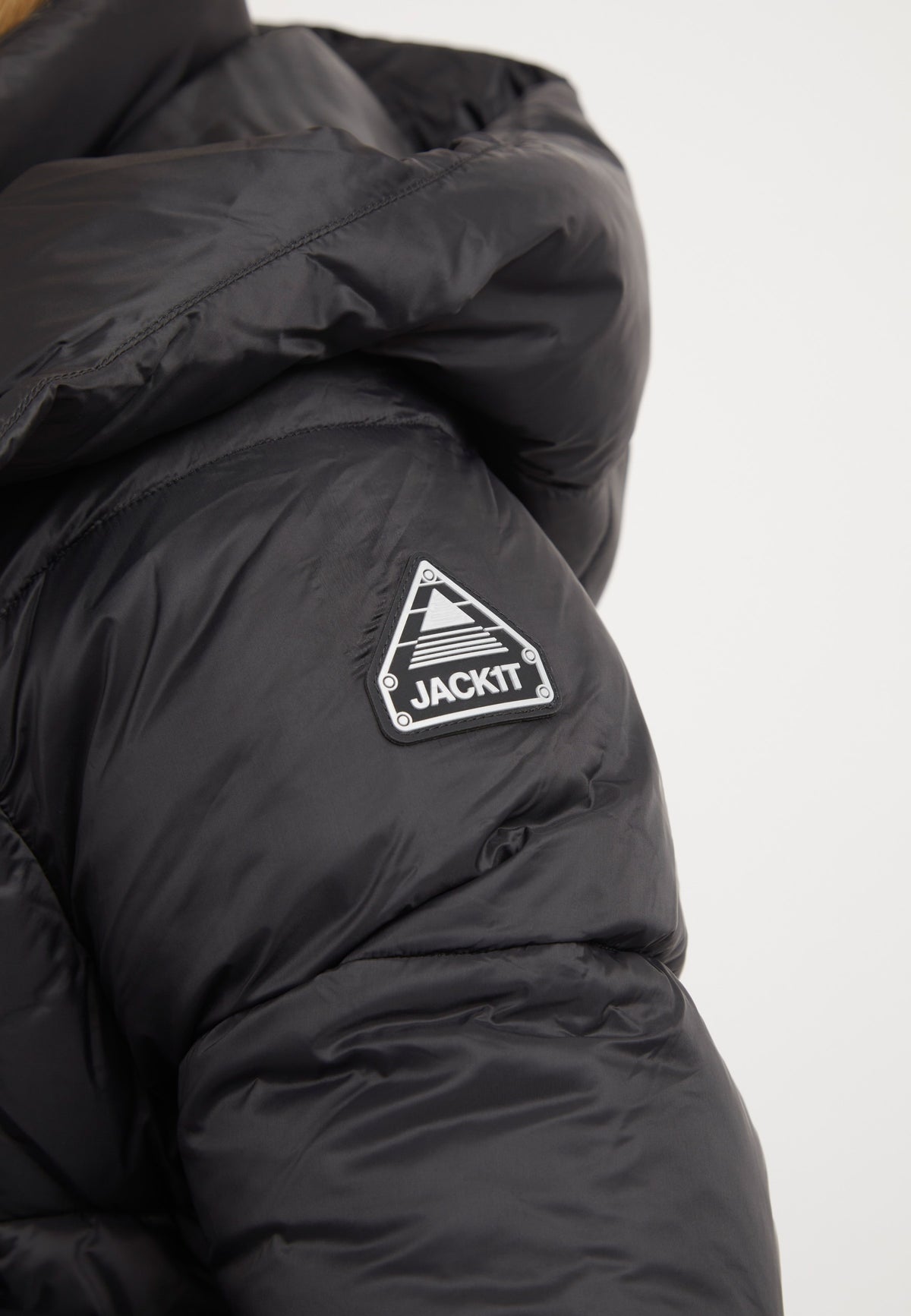 Cloud Crop ONELOFT Puffer Jacket Black detail shot by JACK1T