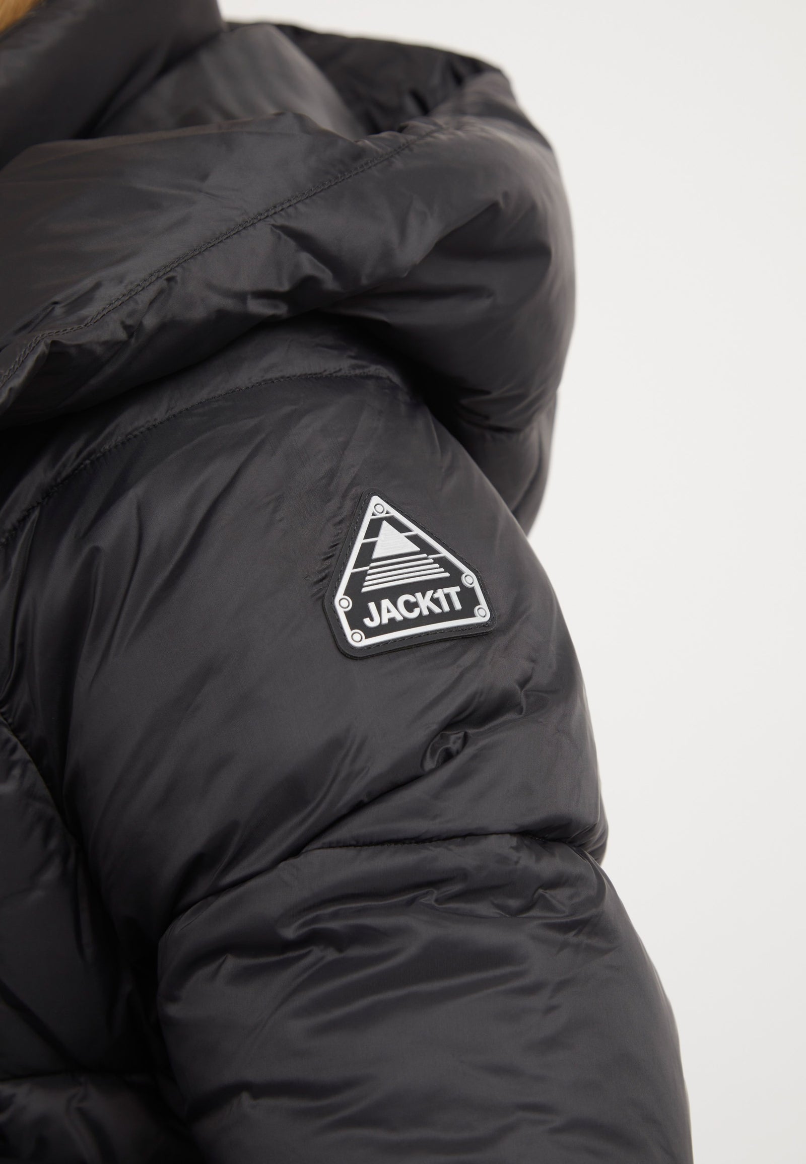Cloud Crop ONELOFT Puffer Jacket Black detail shot by JACK1T