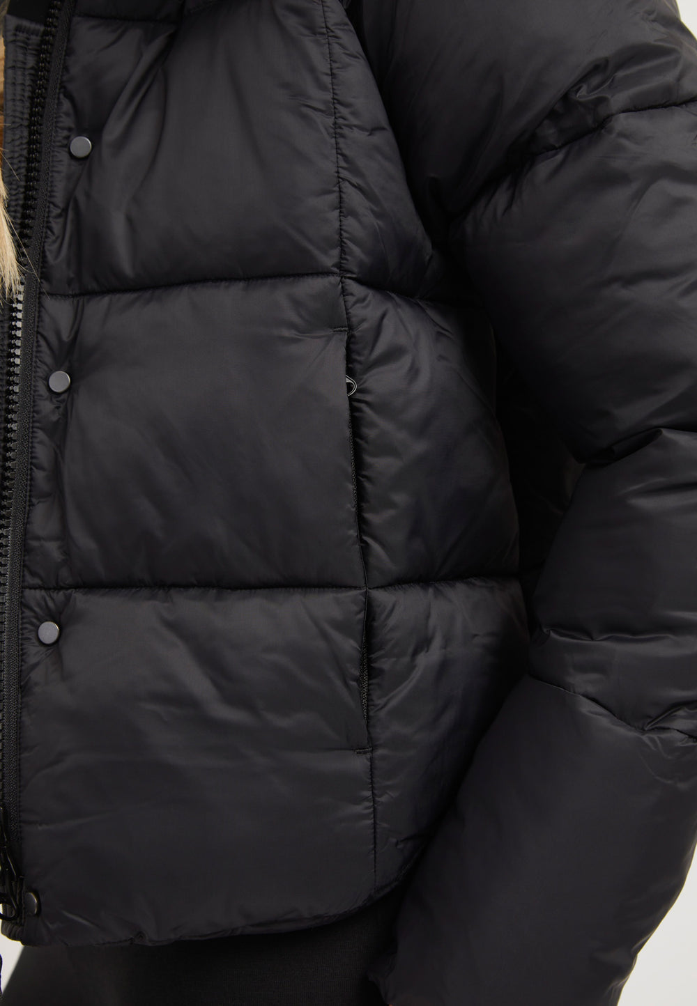 Cloud Crop ONELOFT Puffer Jacket Black detail shot by JACK1T