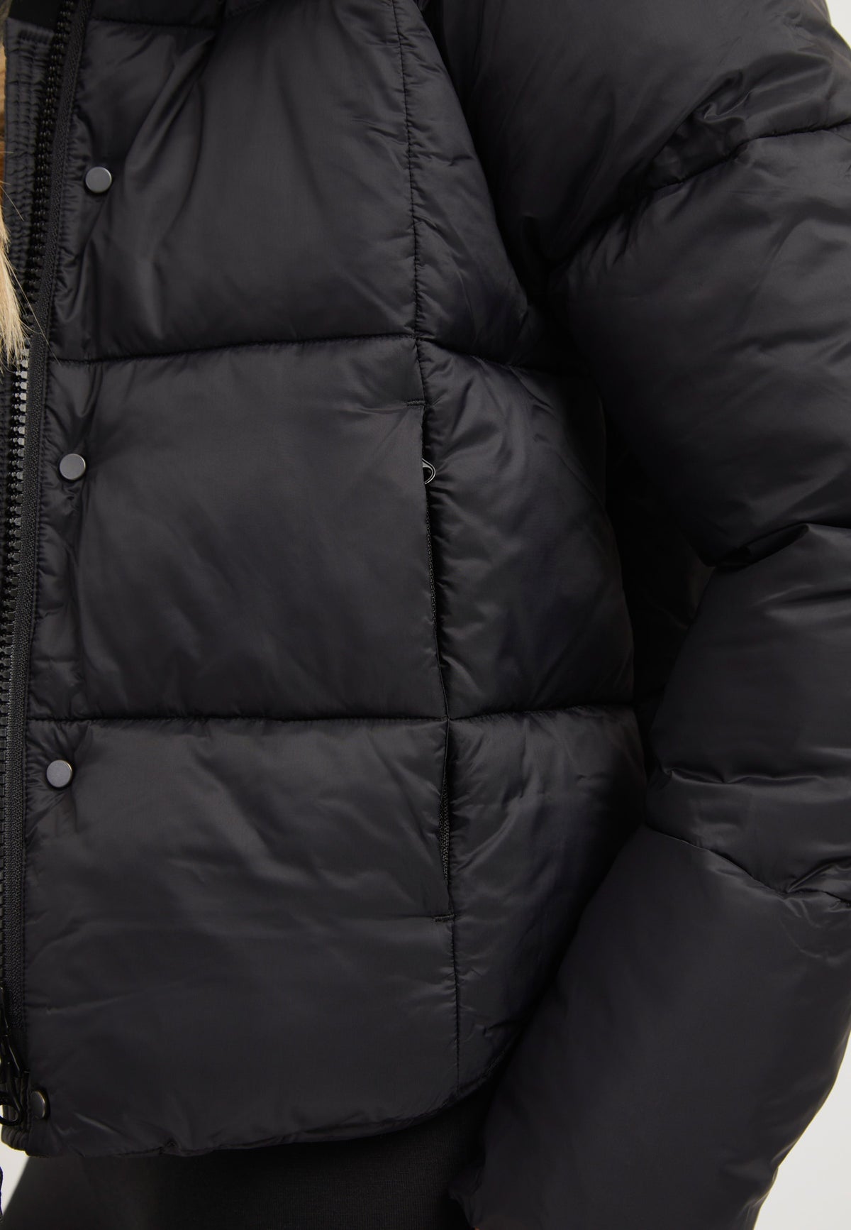 Cloud Crop ONELOFT Puffer Jacket Black detail shot by JACK1T
