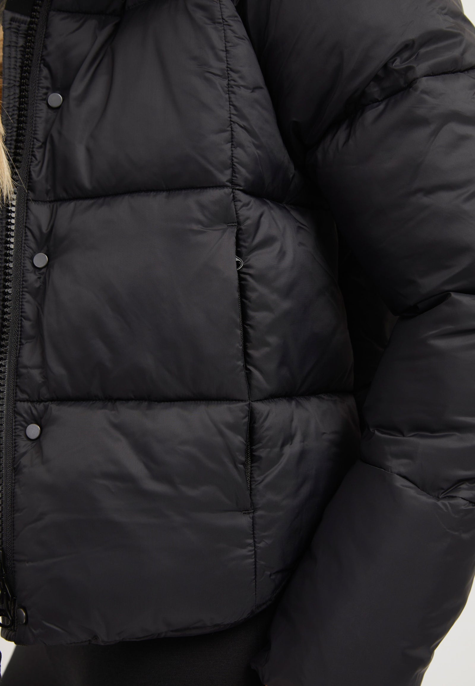 Cloud Crop ONELOFT Puffer Jacket Black detail shot by JACK1T