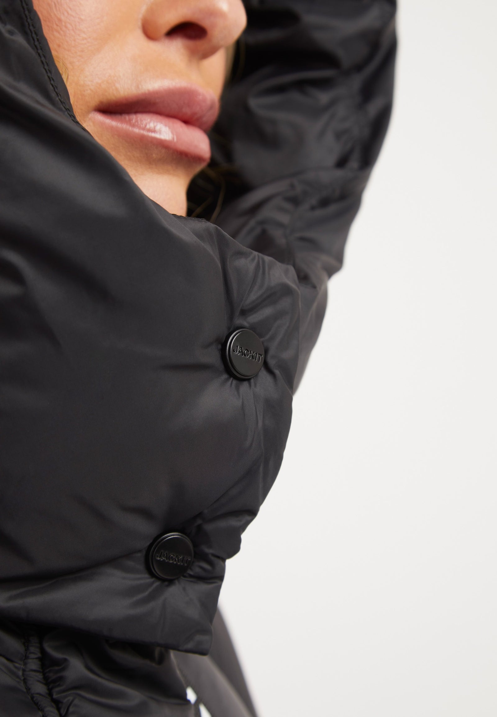 Cloud Crop ONELOFT Puffer Jacket Black detail shot by JACK1T