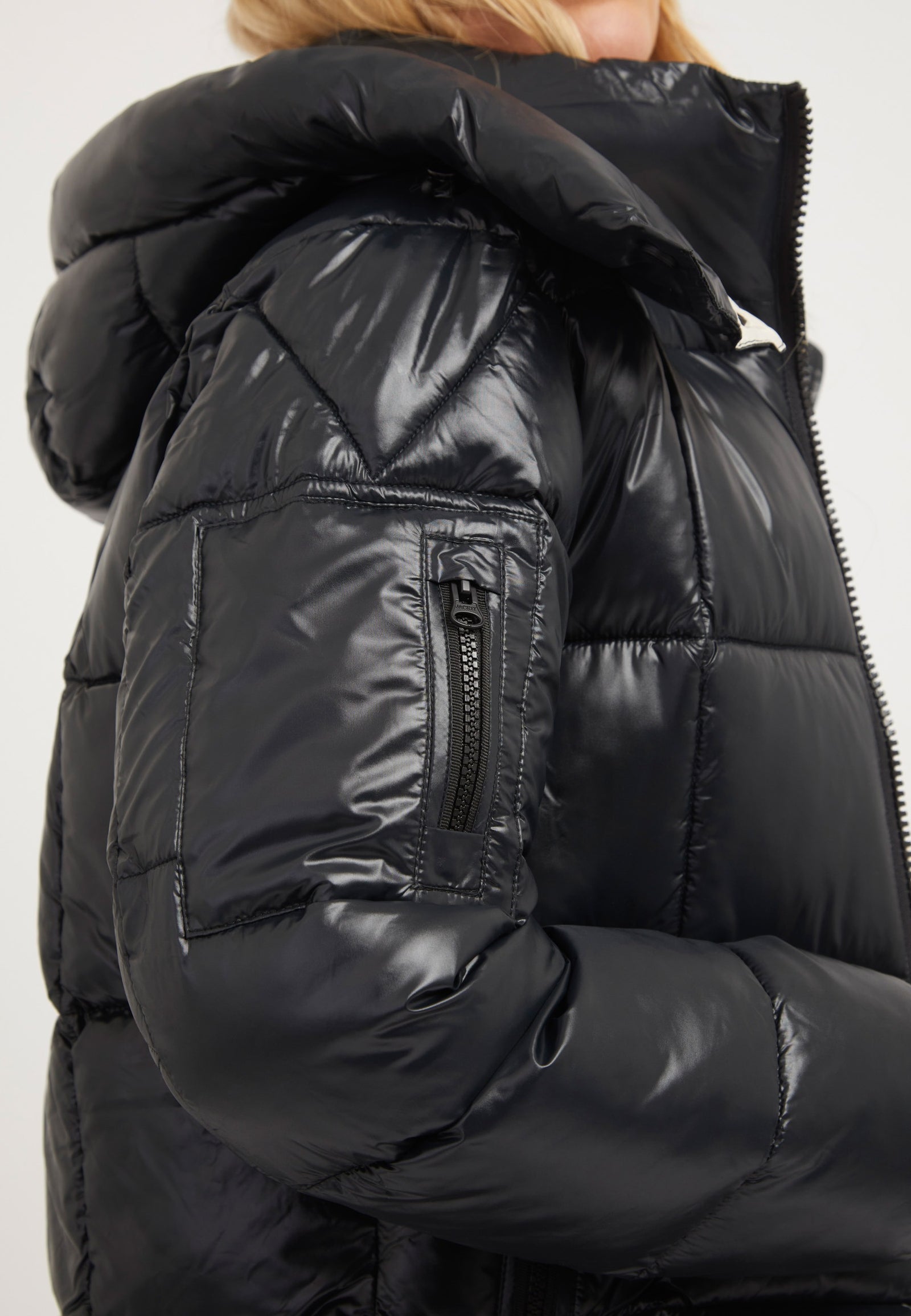 EZ Box Racer Jacket Black detail shot by JACK1T